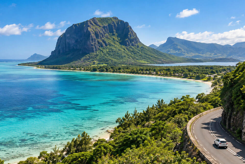 Wybrzeże Le Morne z górą i turkusową laguną na Mauritiusie