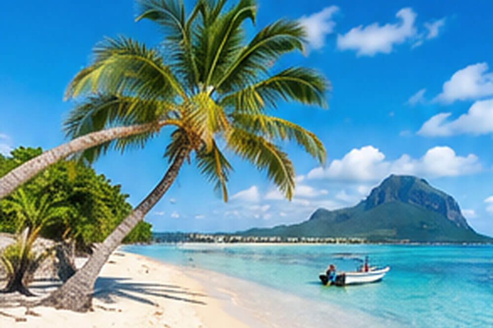Plaża z palmami i łodzią na tle gór Mauritiusa