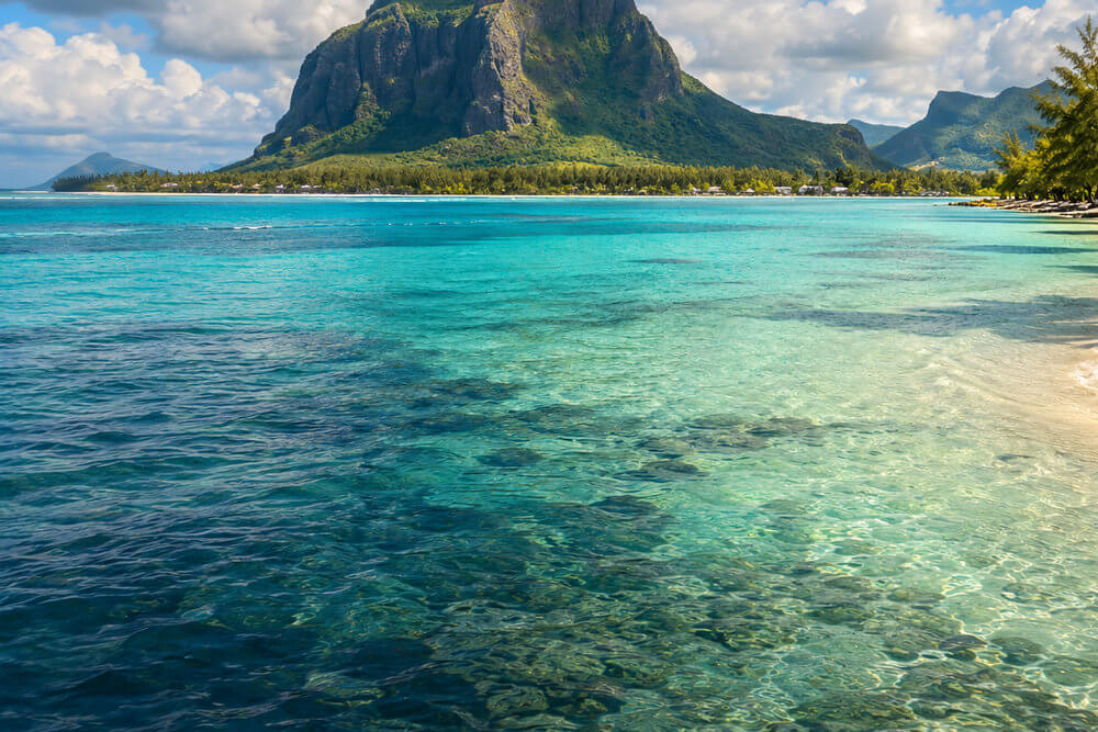 Turkusowa laguna u podnóża góry Le Morne na Mauritiusie