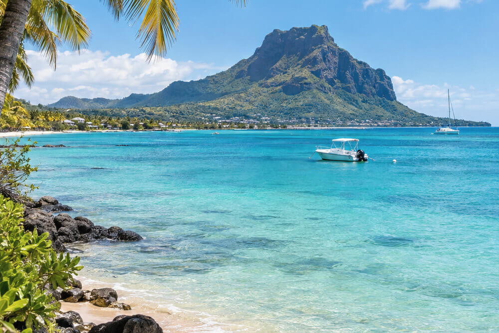 Turkusowa laguna Mauritiusa przy piaszczystej plaży