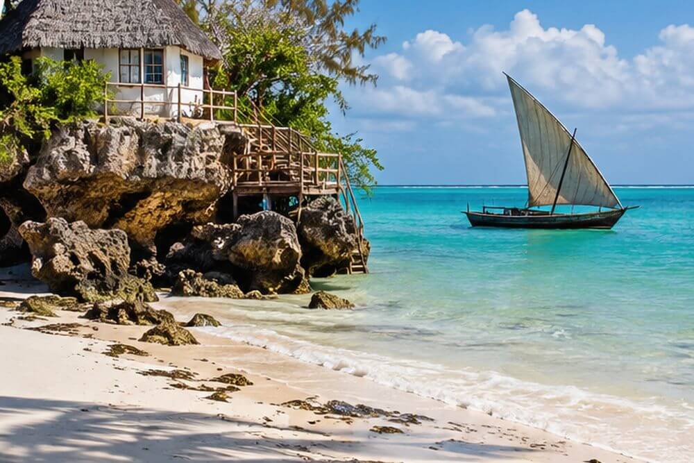 Drewniana łódź dhow przy piaszczystym wybrzeżu Zanzibaru