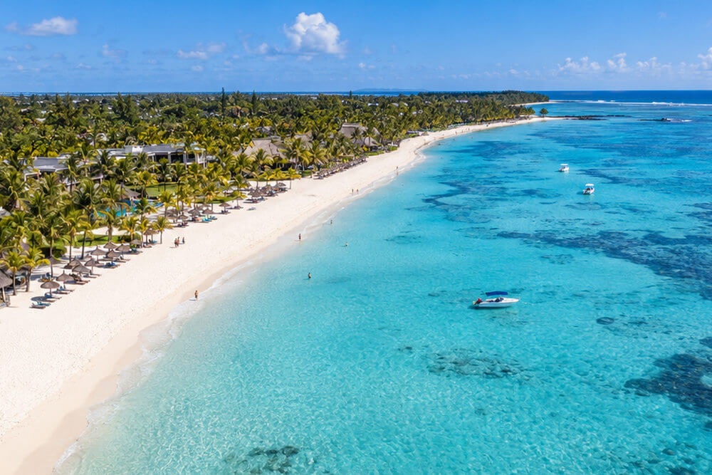 Szeroka piaszczysta plaża Belle Mare i turkusowa laguna na Mauritiusie