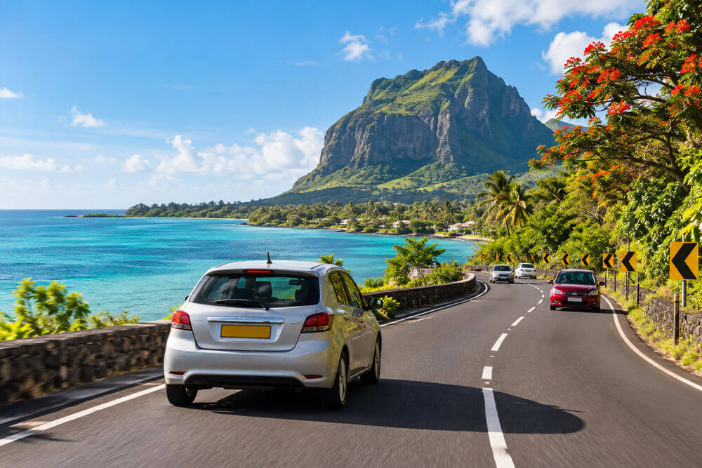 Samochody na krętej nadmorskiej drodze na Mauritiusie
