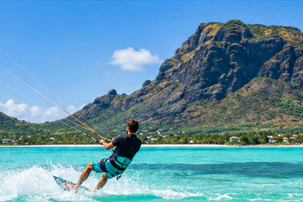 Kitesurfer ćwiczy na płytkiej lagunie u podnóża Le Morne