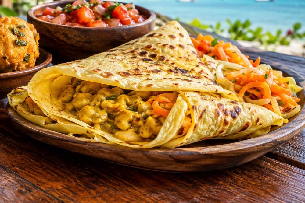 Cienkie placki dholl puri z curry fasolowym i piklami