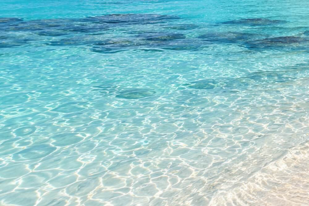 Przejrzysta woda laguny Blue Bay na południowym wschodzie Mauritiusa